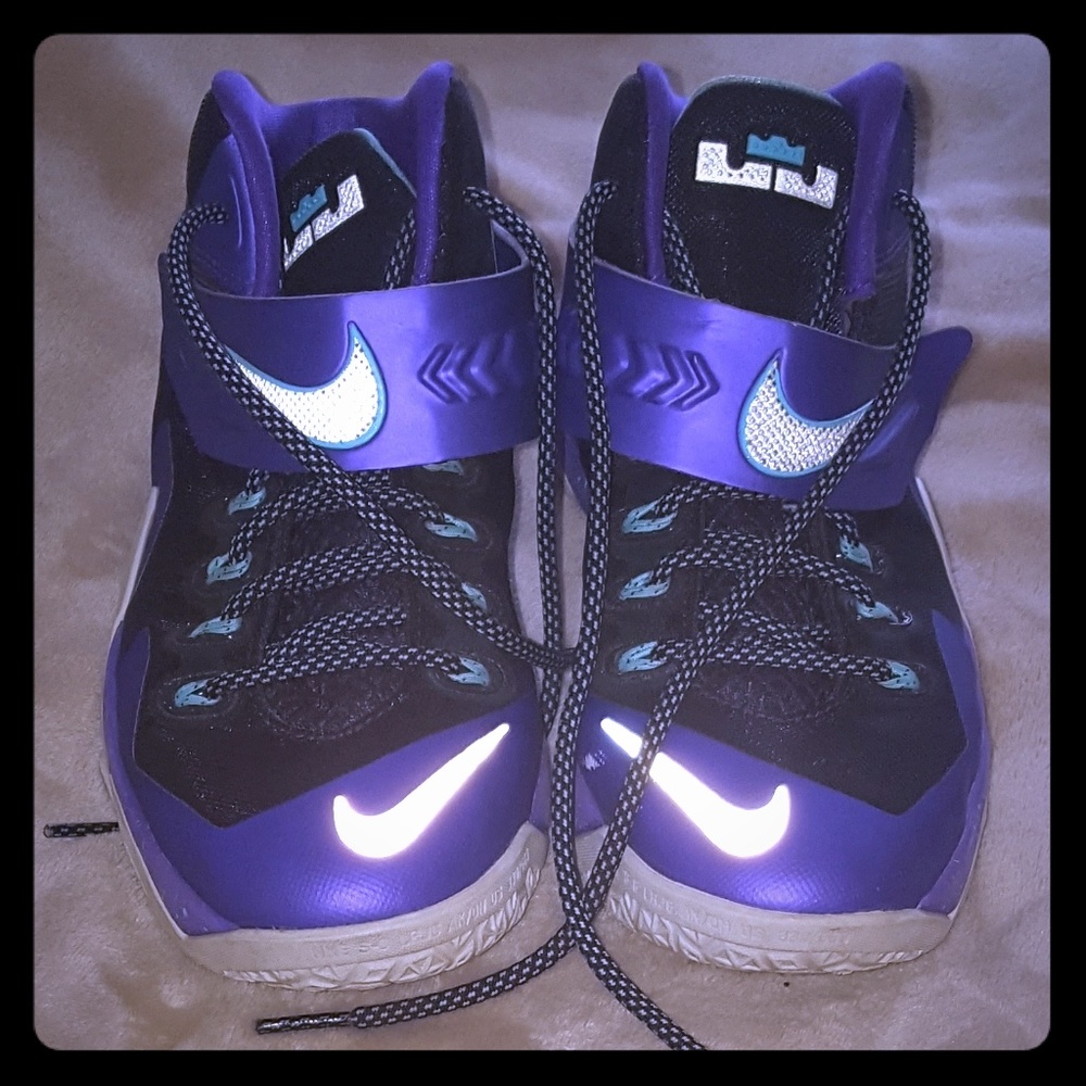 Child basketball sneakers